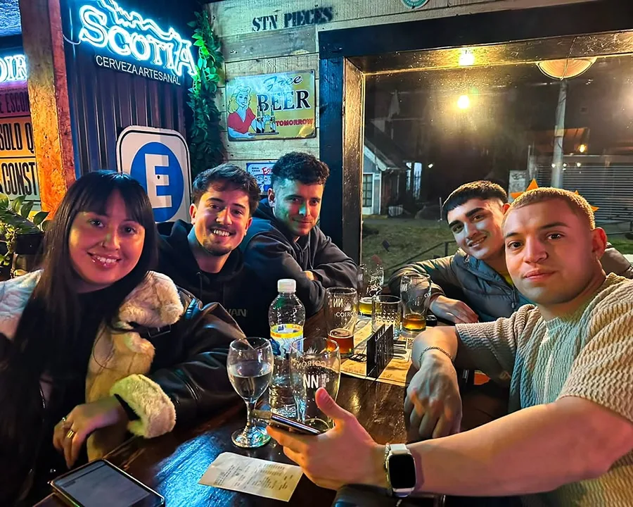 Food trucks iluminados con gente disfrutando comida y música en plaza de Río Grande