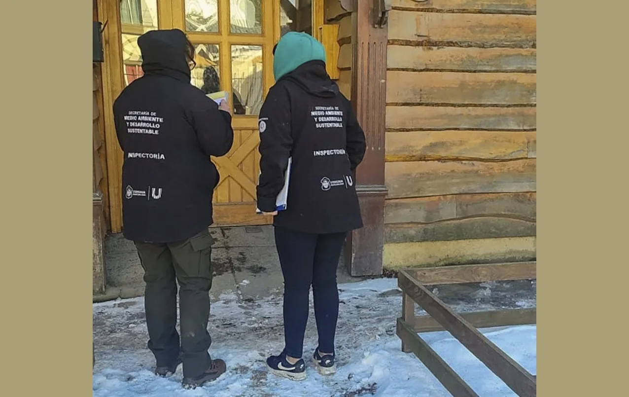 Inspectores municipales verificando veredas con nieve acumulada en Ushuaia
