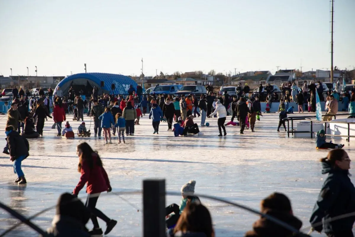 Familias y niños patinando y jugando en la pista de hielo del Cono de Sombra en Río Grande