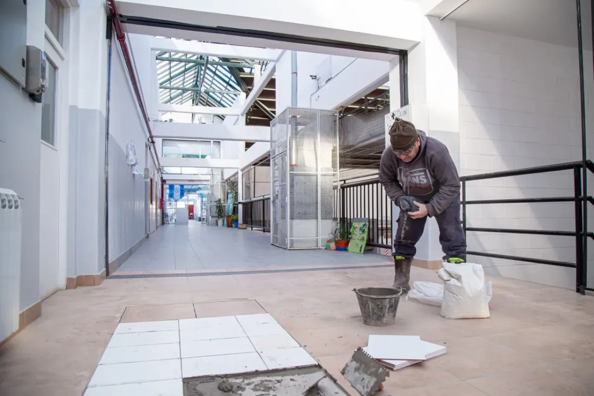 Escuela fueguina en obras de infraestructura durante el invierno con cartel de receso escolar