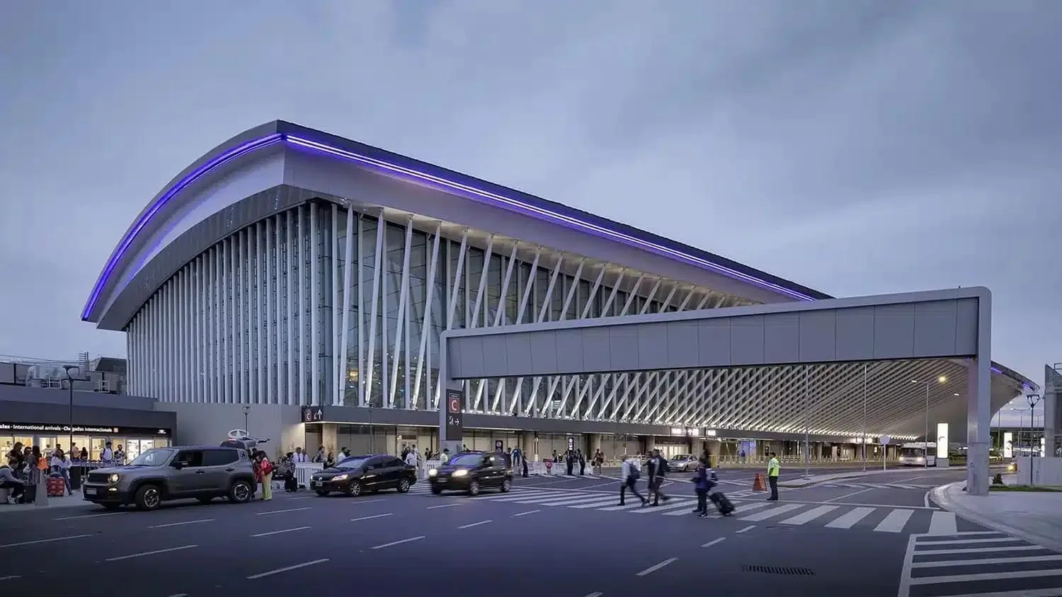 Pasajeros caminando por la renovada zona de arribos domésticos en la Terminal A del Aeropuerto de Ezeiza
