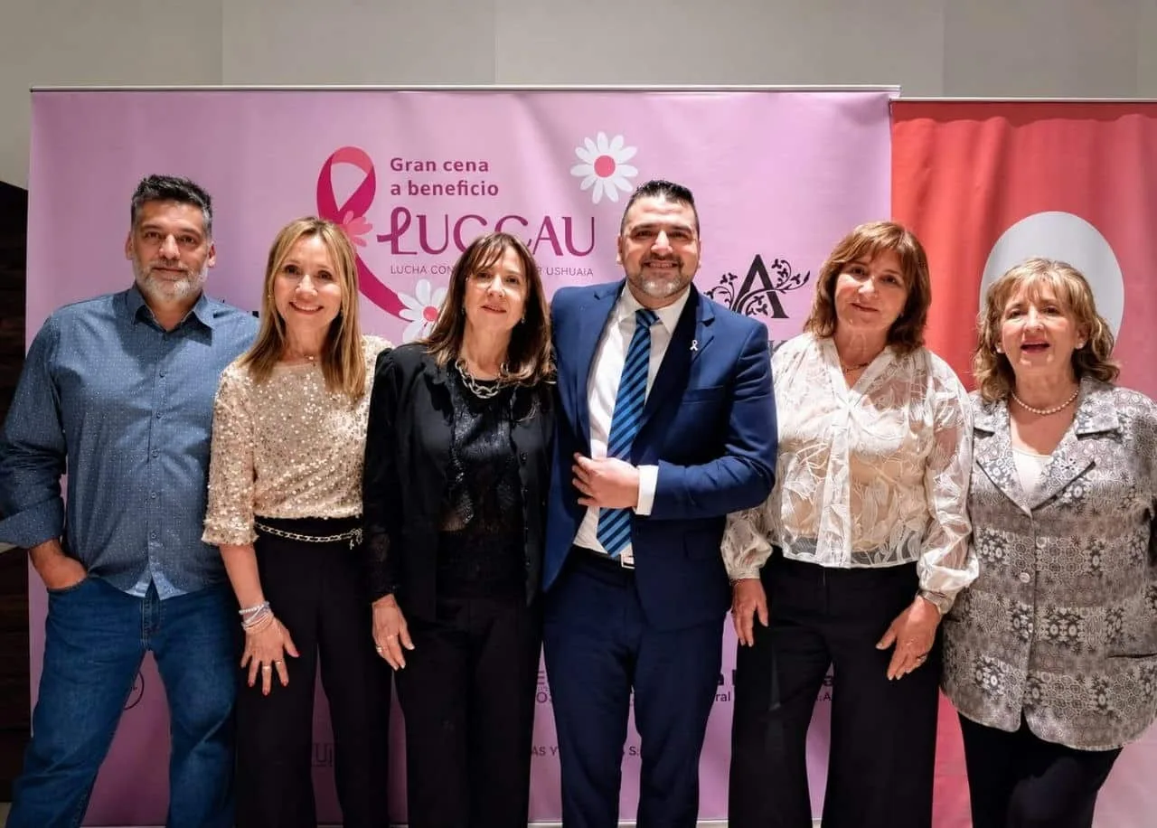Cena solidaria LUCCAU con mesas decoradas y asistentes en salón de Ushuaia