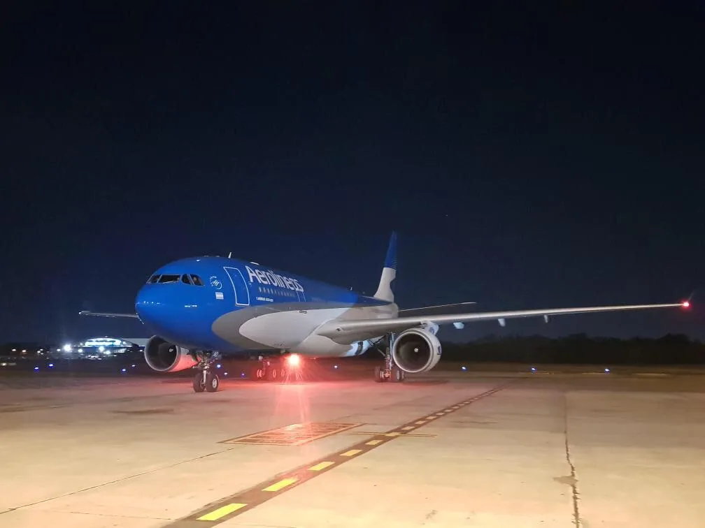 Avión de Aerolíneas Argentinas en pista de Ushuaia con montañas nevadas de fondo