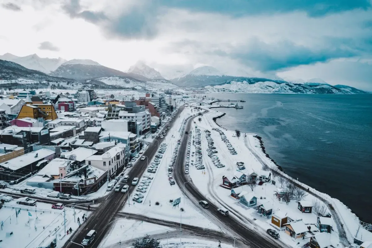 Termómetro marcando temperaturas bajo cero en una calle nevada de Río Grande