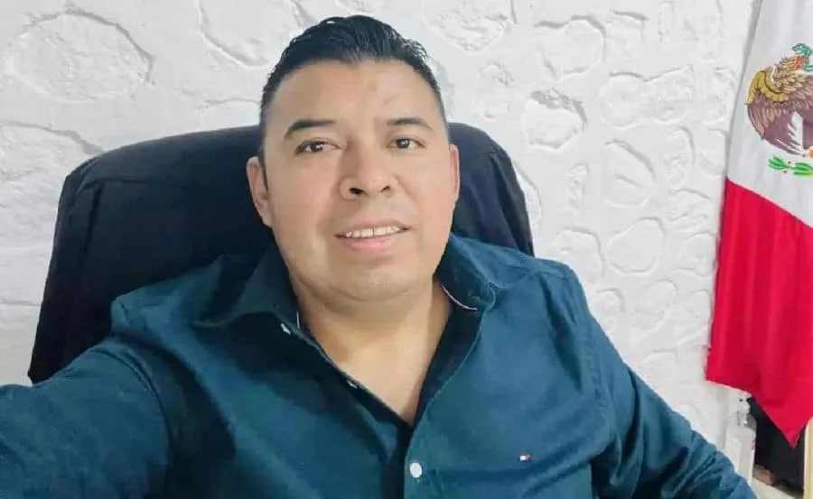 Policías y peritos en la escena del crimen tras el asesinato del alcalde Valentín Lavín en Temoac, Morelos