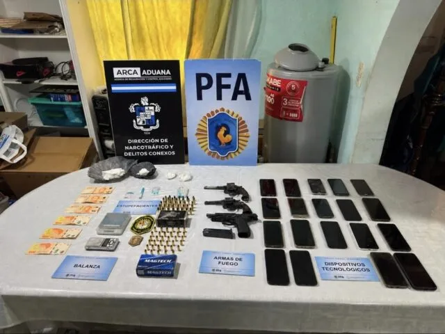 Policías federales durante allanamiento en vivienda de barrio Chacra II, Río Grande