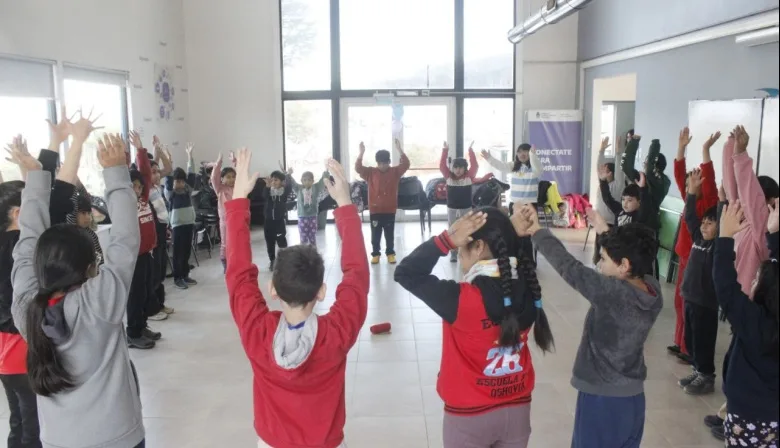 Niños participando en talleres culturales en el Centro Comunitario KyD de Ushuaia