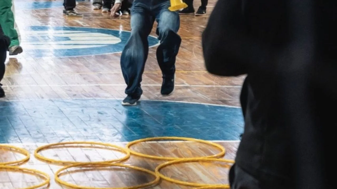 Jóvenes participando en actividades deportivas al aire libre en Ushuaia durante el invierno