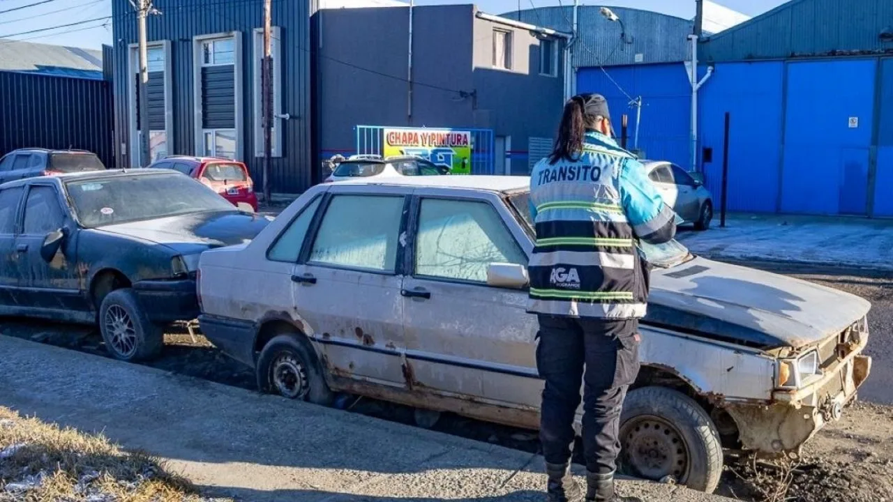 Vehículos abandonados y chatarra acumulada en una calle de Río Grande, Tierra del Fuego