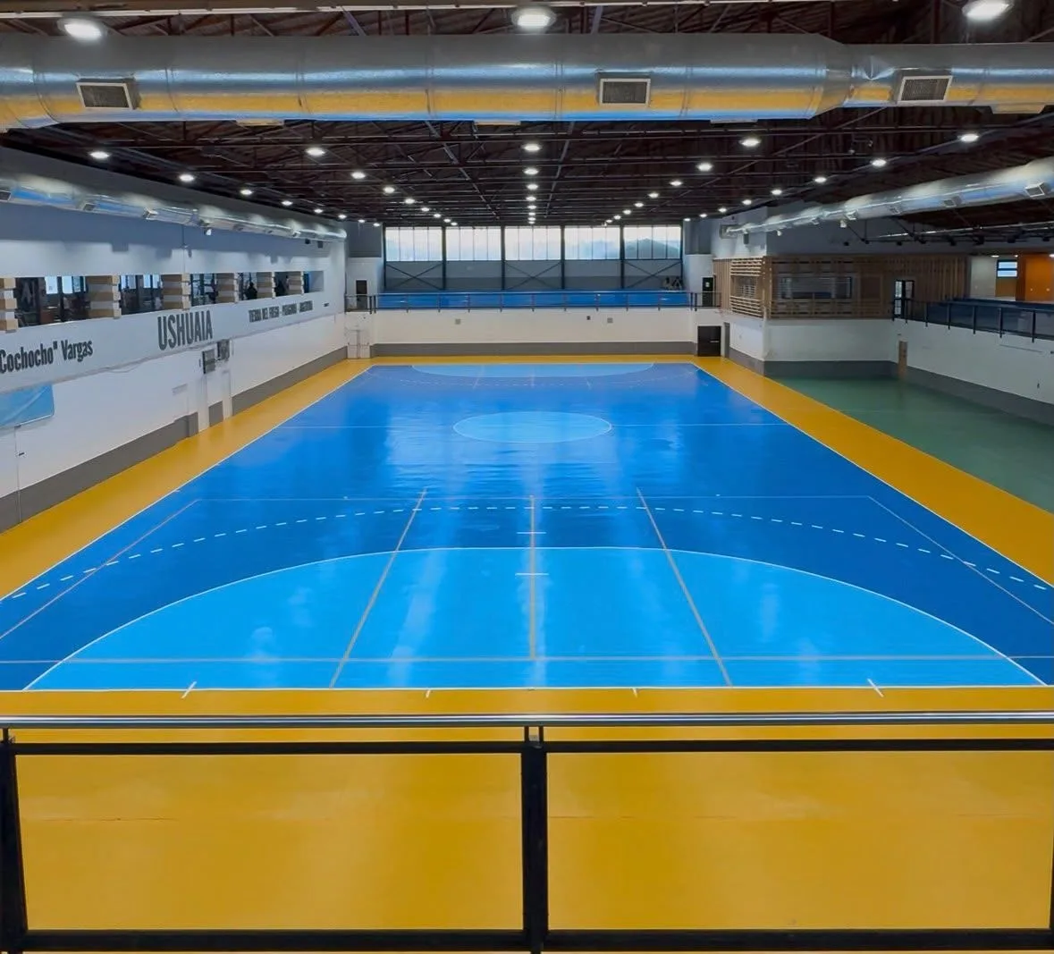 Cancha principal del microestadio Cochocho Vargas recién pintada y lista para uso en Ushuaia