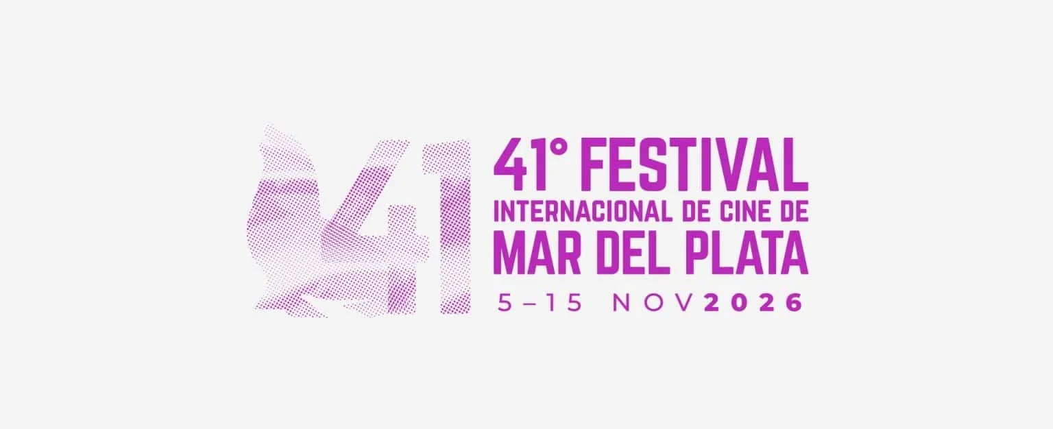 Natalia Oreiro posa en alfombra roja con micrófono y fondo de festival de cine
