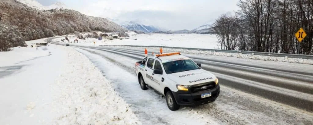 Termómetro marcando temperaturas bajo cero en una calle nevada de Ushuaia