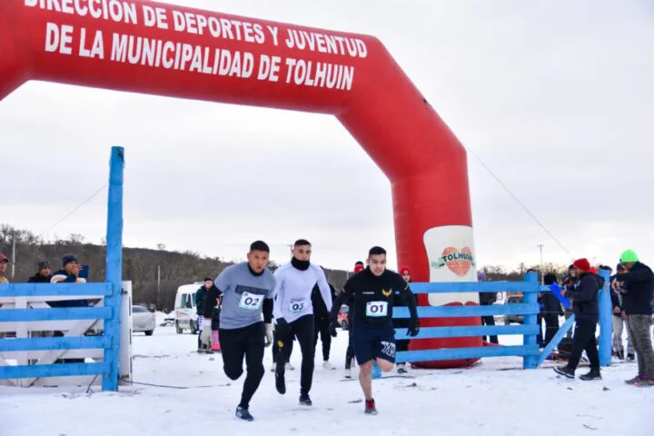 Participantes corriendo en un sendero nevado durante el Hombre Extremo Trail en Tolhuin
