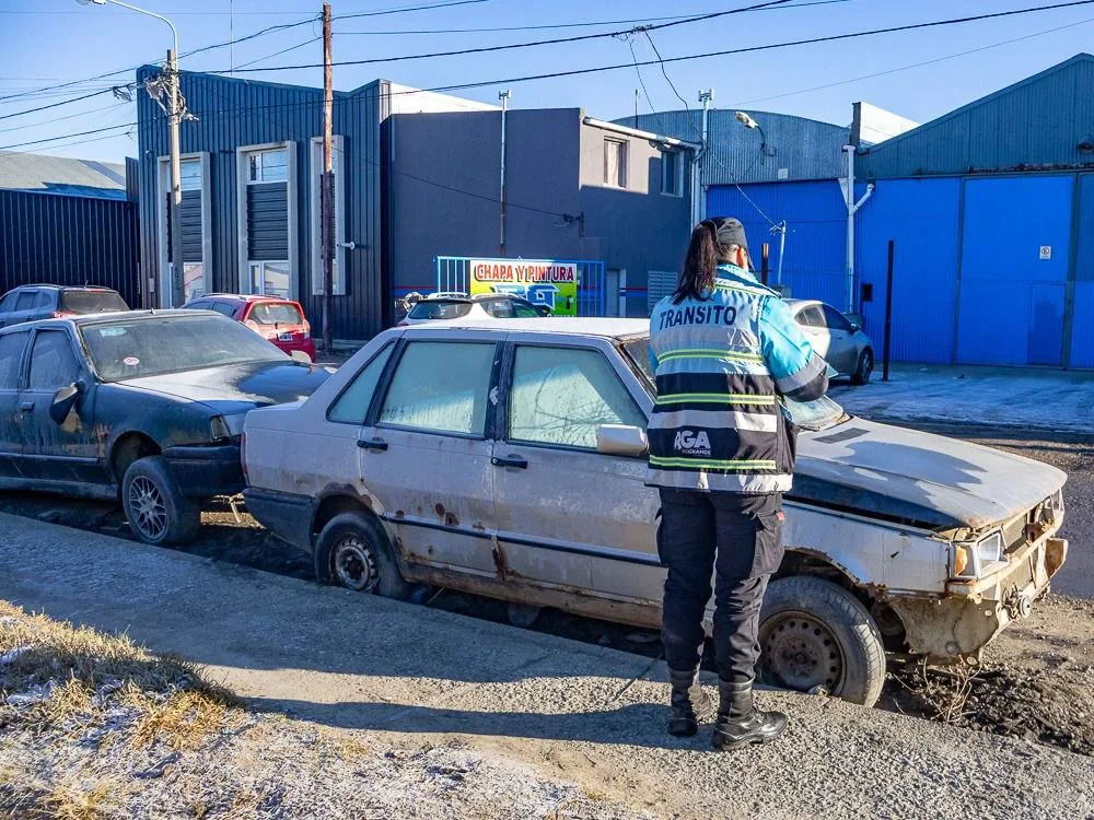 Vehículos abandonados y chatarras acumulados en una calle de Río Grande