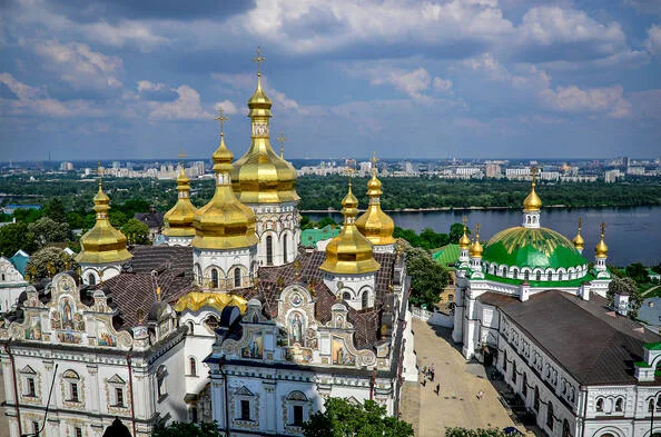 Cúpulas doradas de la Catedral de Santa Sofía de Kiev bajo un cielo nublado