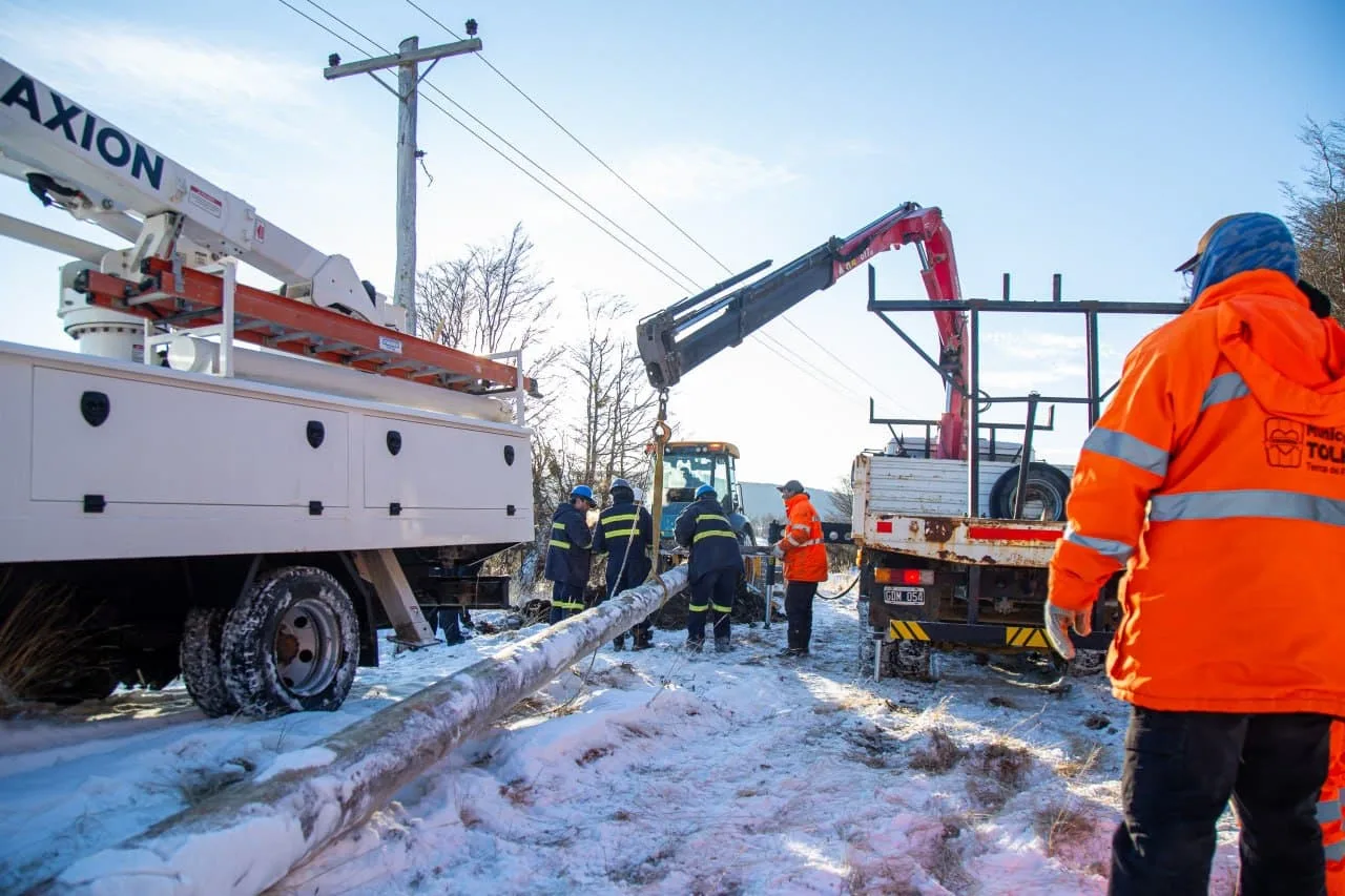 Técnicos de la DPE instalando nuevos postes de hormigón en Tolhuin