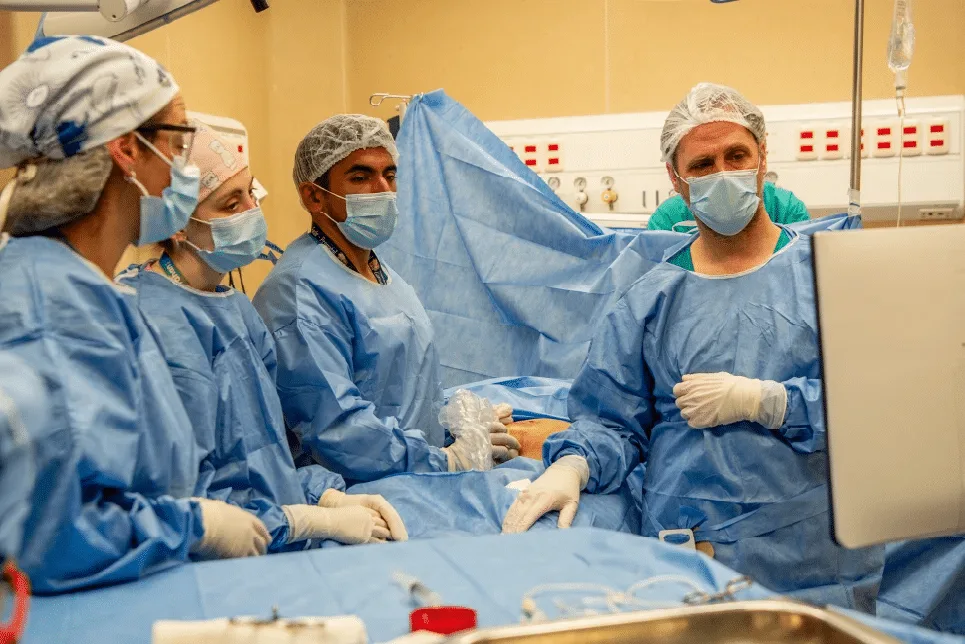 Equipo médico del Hospital Garrahan realizando transfusión intrauterina a un feto