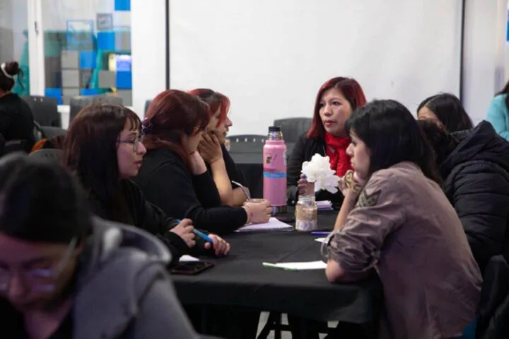 Mujeres participando en un taller de capacitación en el Espacio Tecnológico de Río Grande