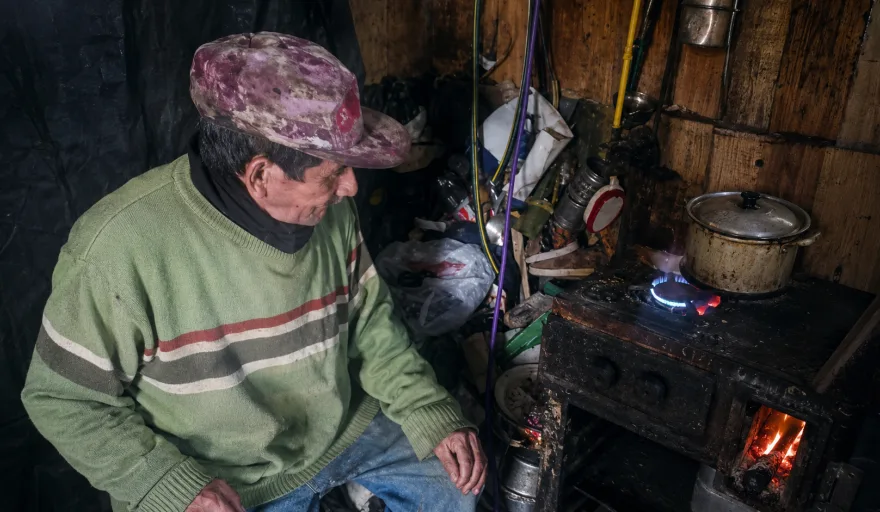 Emilio Sáez junto a Pelusa, el histórico vecino de Tolhuin, en su nueva vivienda reformada