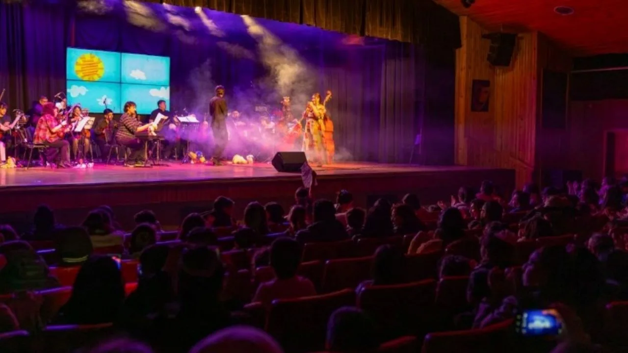 Niños participando en talleres artísticos en la Casa de la Cultura de Río Grande