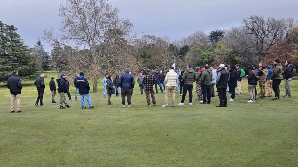 Jugadores y capacitadores de golf en una jornada de formación en Sierra de la Ventana