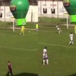 Arquero Sergio Avellaneda de Real Frontera cometiendo un gol en contra durante un partido en Venezuela