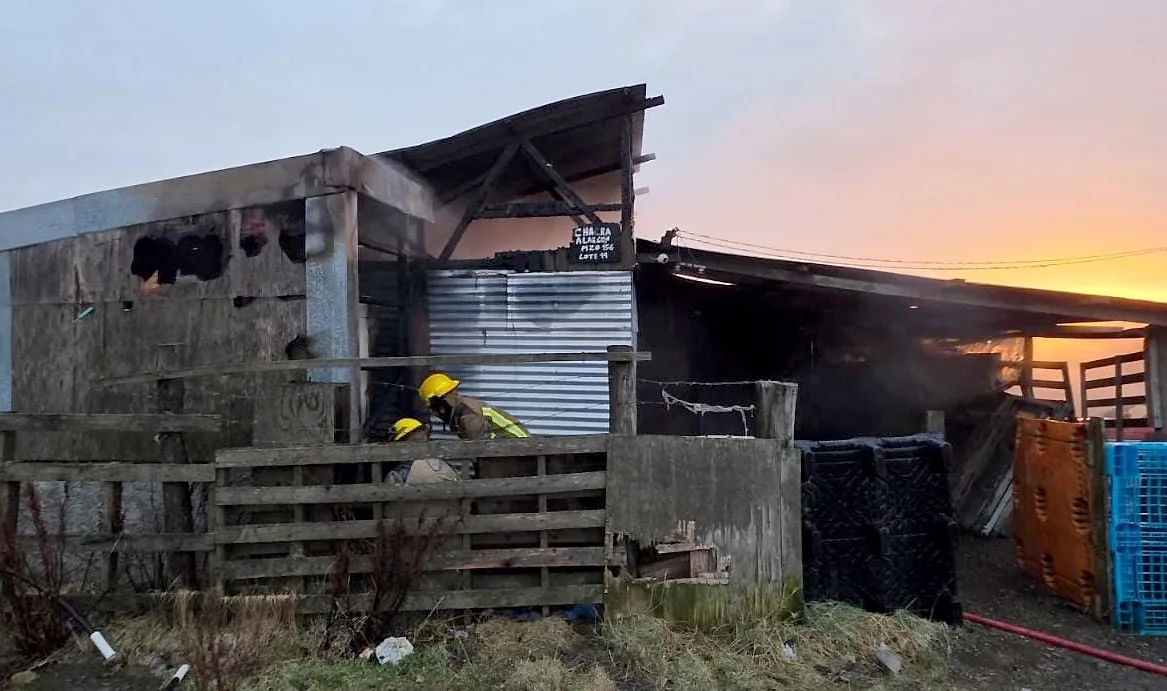 Bomberos trabajando en el incendio de una vivienda en Pasaje Los Alerces, Río Grande