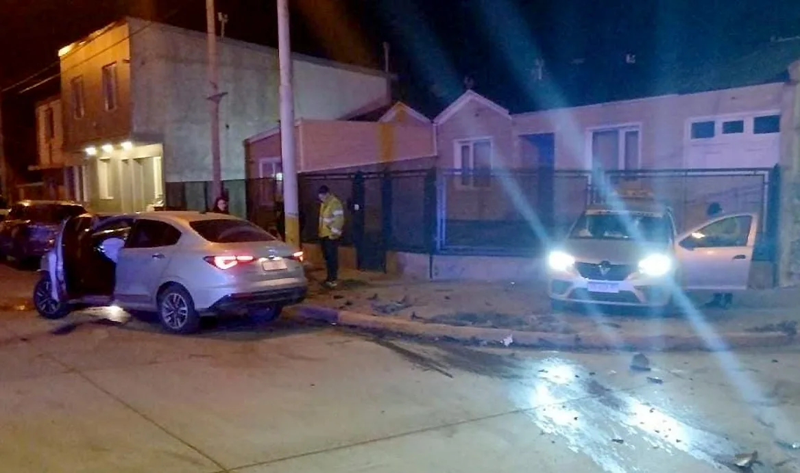 Dos vehículos colisionados en la esquina de Liniers e Islas de los Estados, con personal policial y ambulancia en el lugar