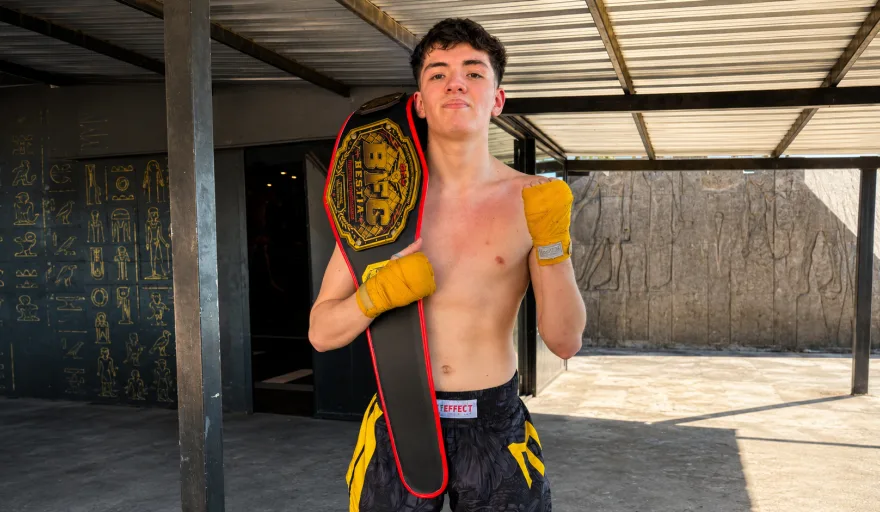 Ignacio “Licha” Lisarazu levantando el cinturón de campeón en el ring de kickboxing en Córdoba