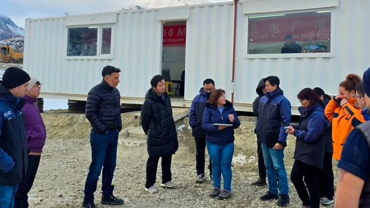 Buque portacontenedores con equipamiento chino acercándose al Puerto de Ushuaia