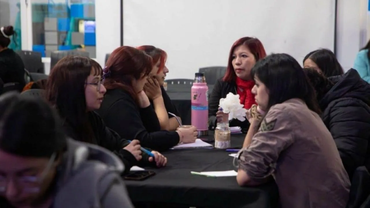 Mujeres y personas diversas reunidas en un taller laboral en Río Grande, Tierra del Fuego