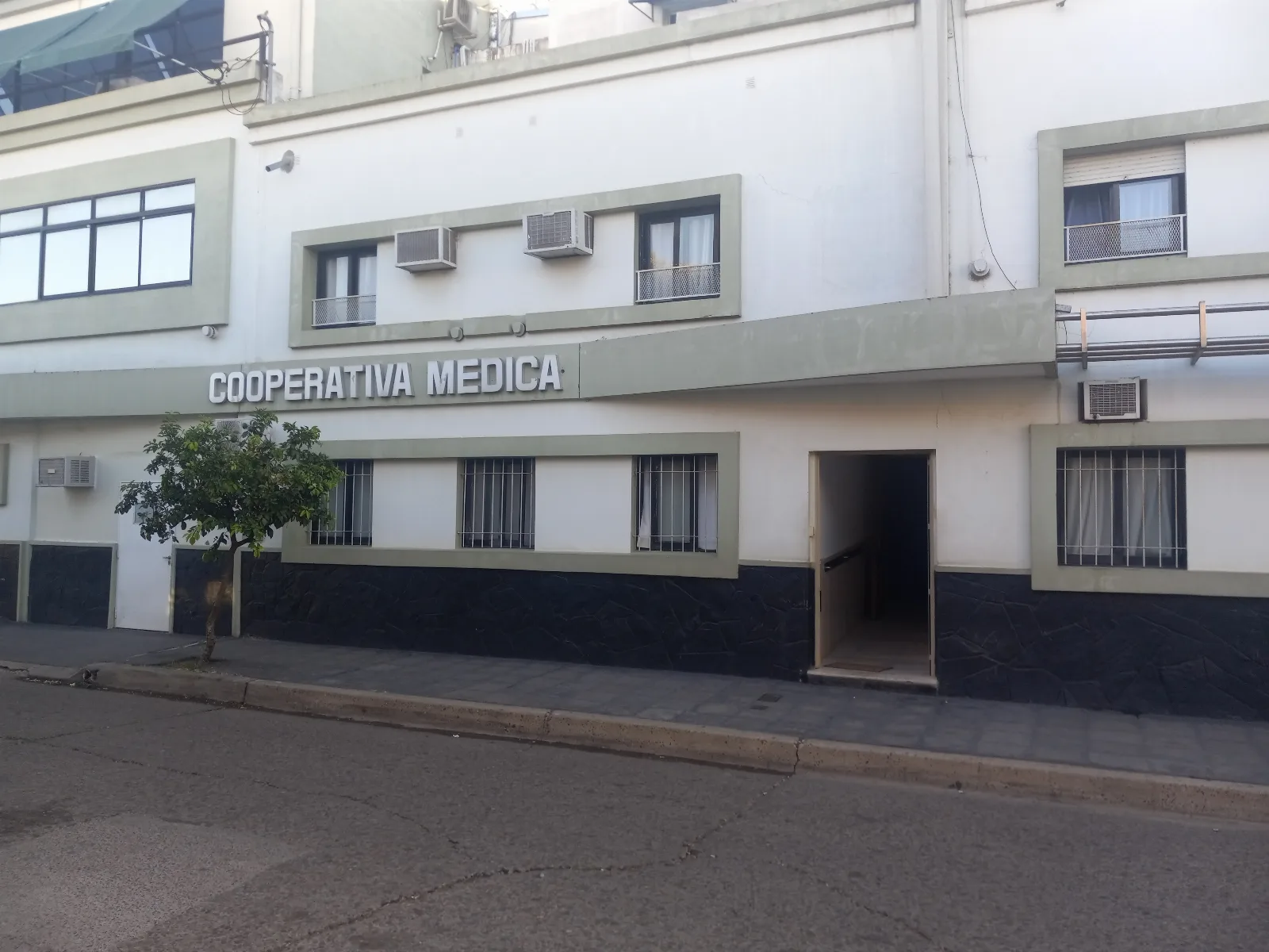 Equipo médico atendiendo a paciente por intoxicación con monóxido de carbono en hospital fueguino