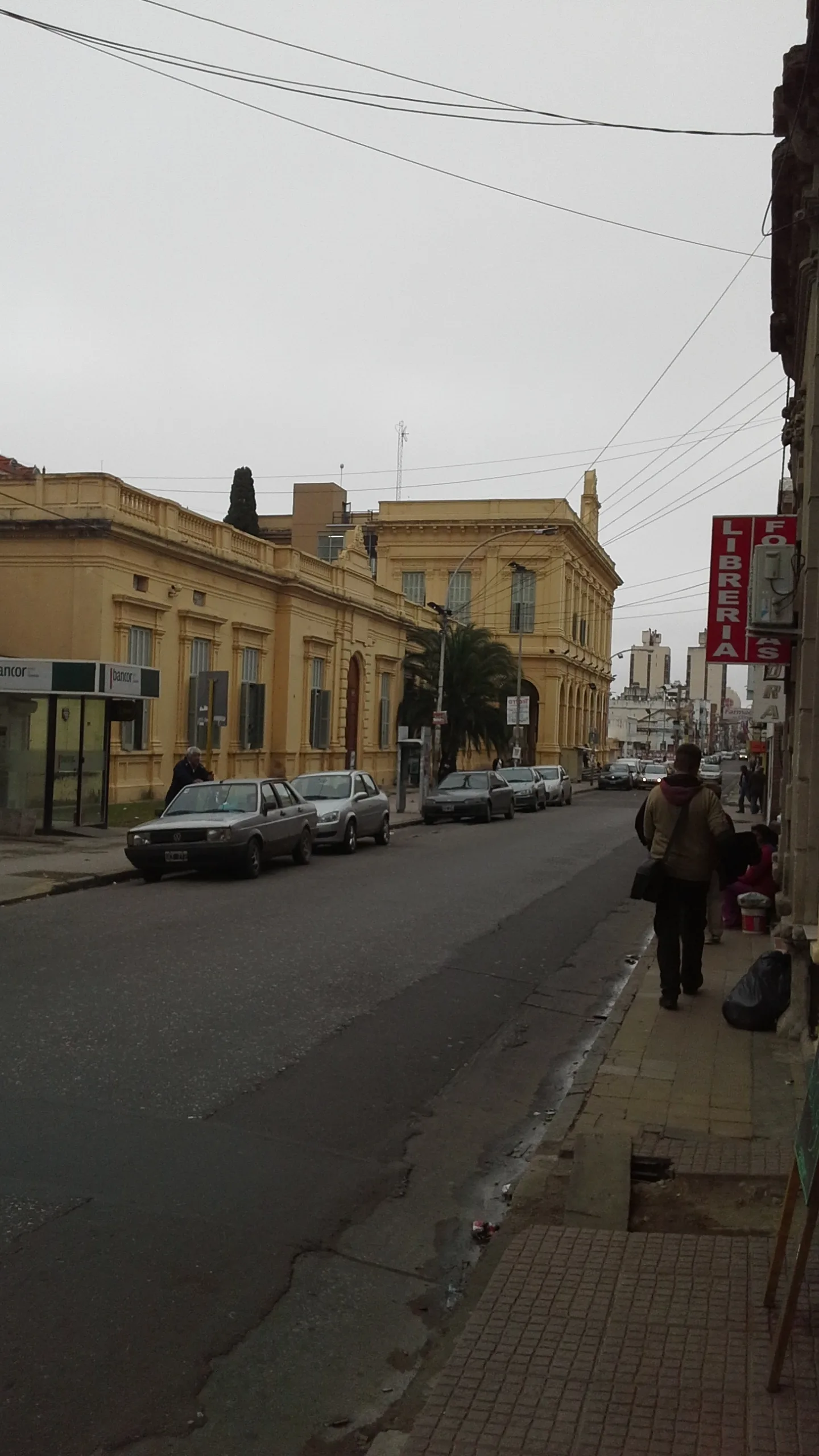 Representantes de ATSA en una asamblea sindical con carteles de reclamos salariales
