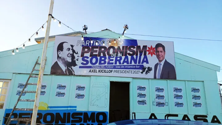 Fachada de la Casa de Axel Kicillof en El Alambrador 251, Río Grande, con banderas y carteles políticos