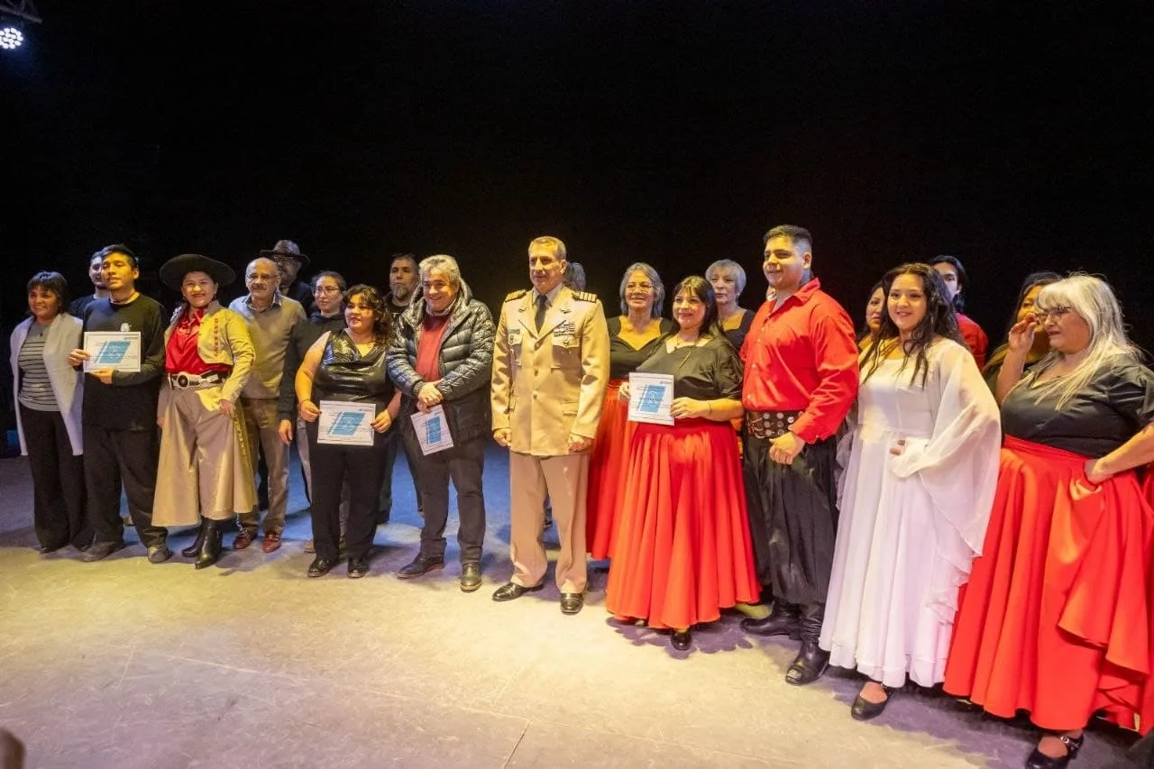Escenario con músicos folklóricos y autoridades en acto de Prefectura Naval en Ushuaia
