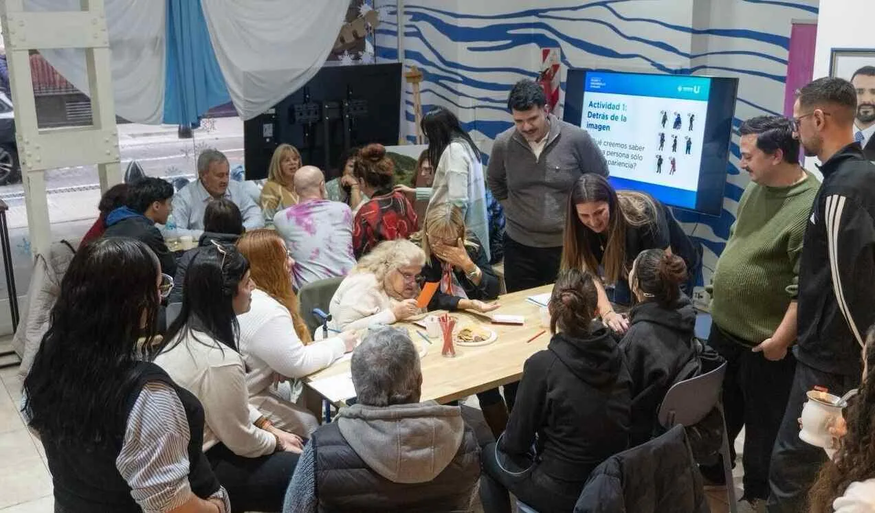 Participantes de todas las edades en taller intergeneracional de salud mental en Casa Ushuaia