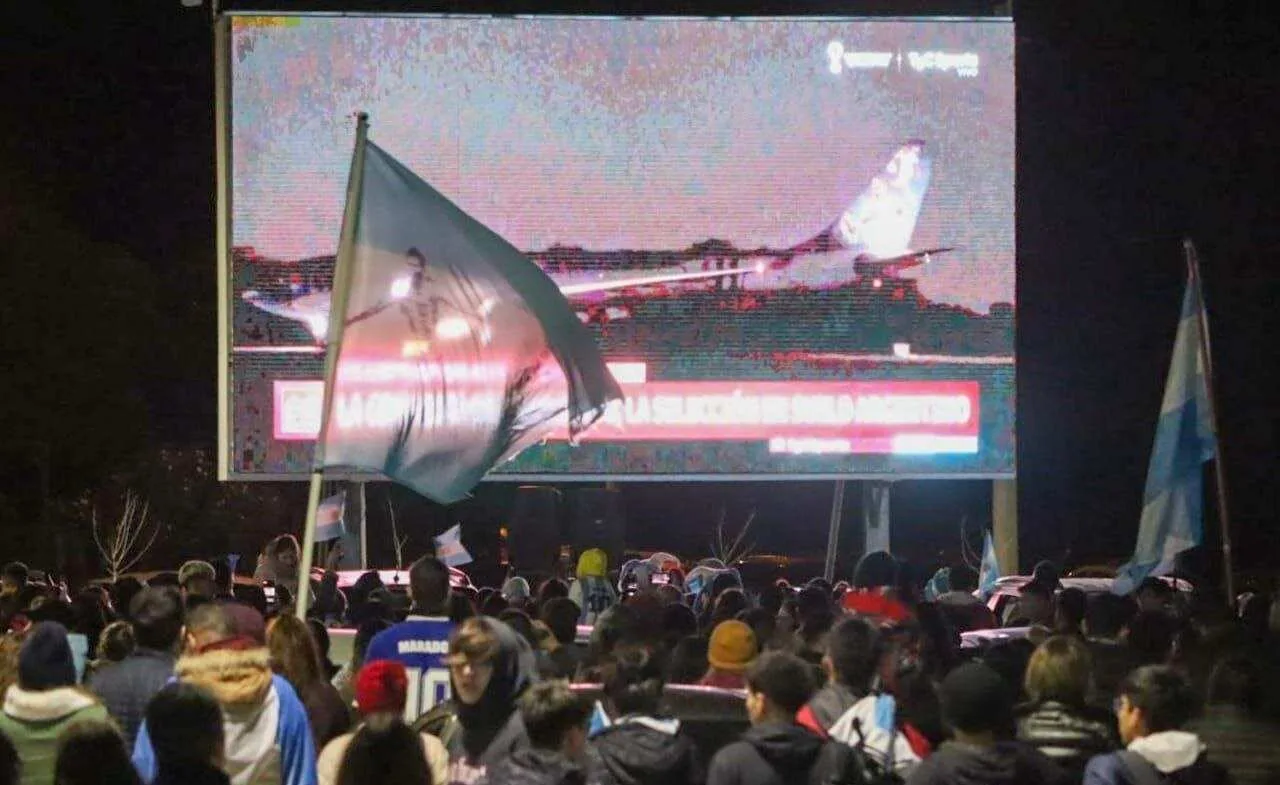 Pantalla gigante instalada en el Parque de los 100 Años de Ushuaia con hinchas reunidos de noche