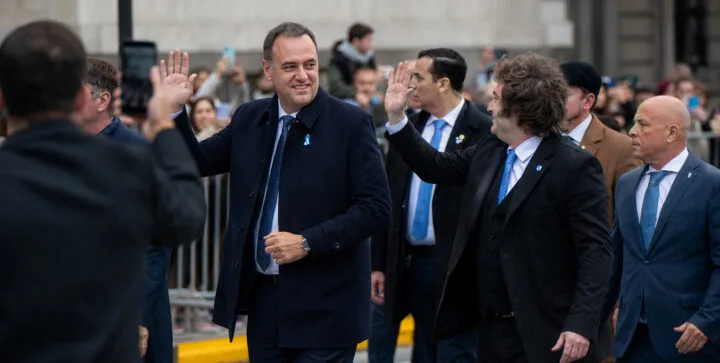 Manuel Adorni en conferencia de prensa con fondo de la Casa Rosada