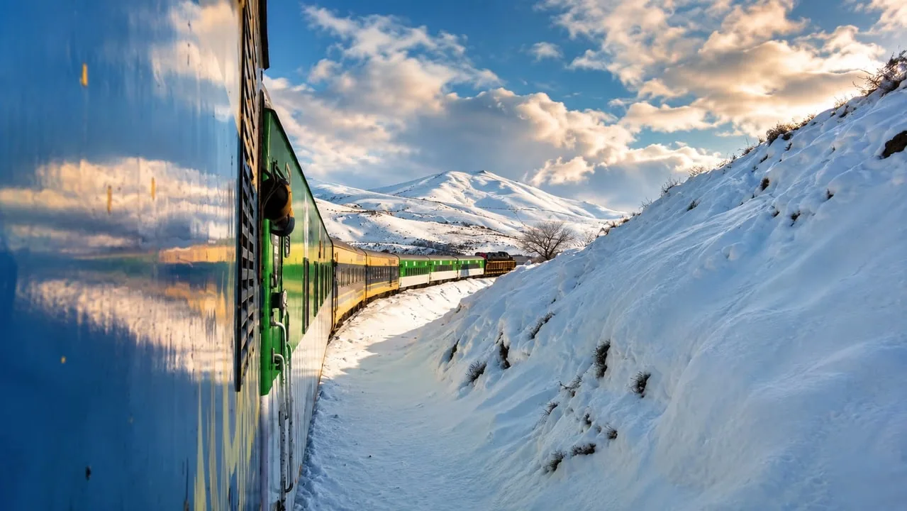Locomotora del Tren Patagónico avanzando por la estepa patagónica nevada