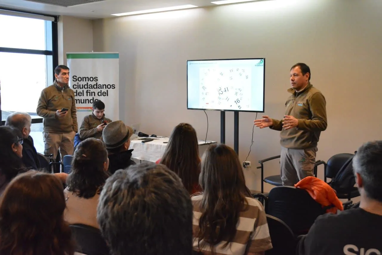 Grupo de empresarios y emprendedores participando en una capacitación en Río Grande