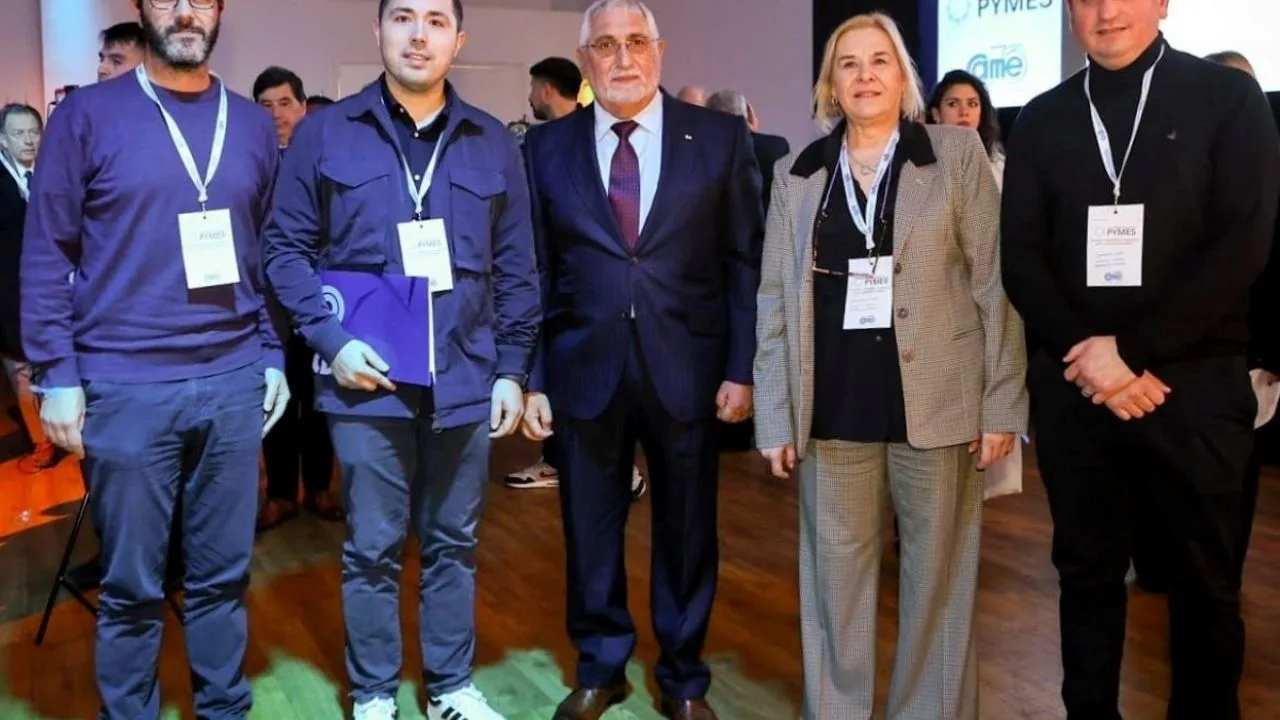 Empresarios fueguinos reunidos en una sala de conferencias con banderas de CAME y Tierra del Fuego