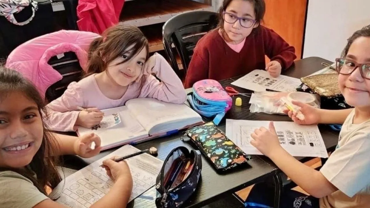 Niños jugando en el Espacio de Infancias del barrio Chacra IV en Río Grande