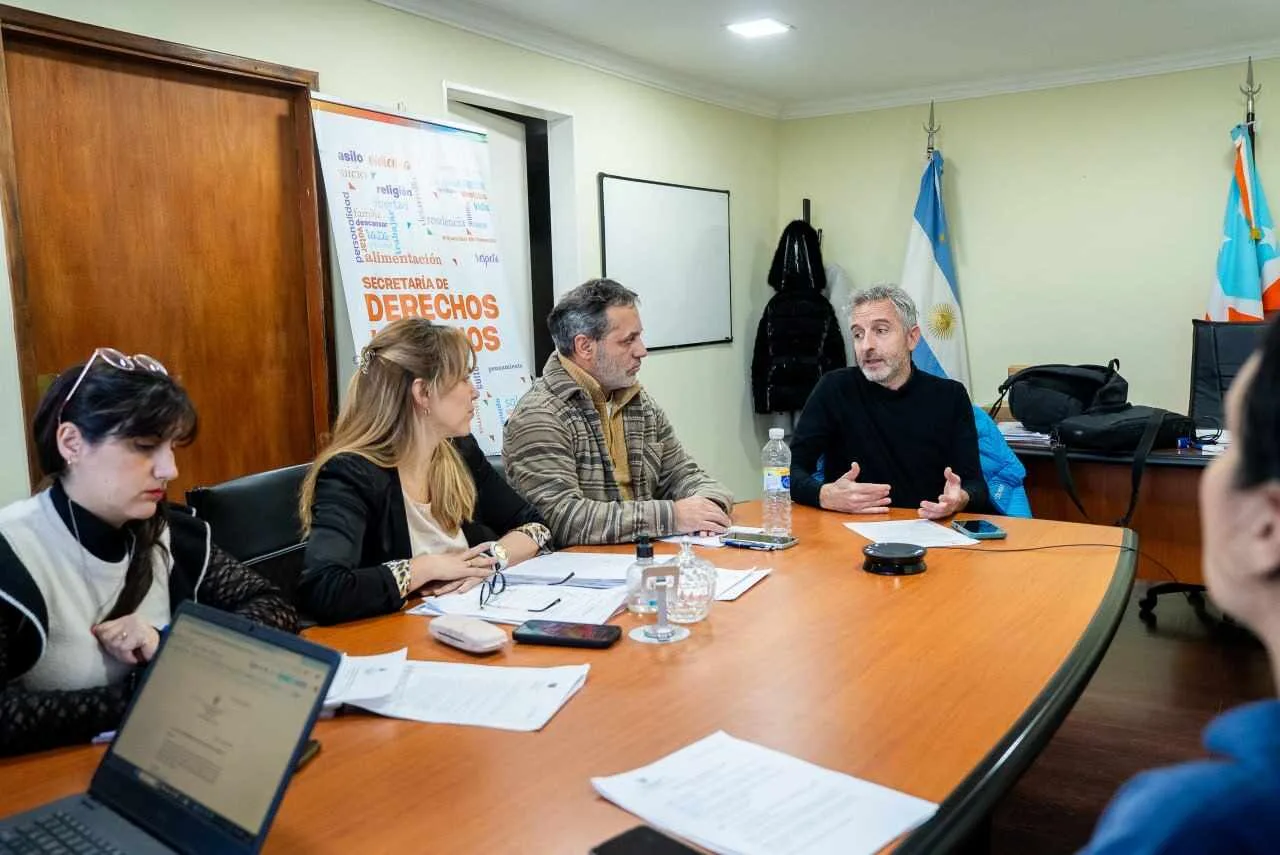 Funcionarios y representantes del ORSM en una reunión de trabajo en Ushuaia