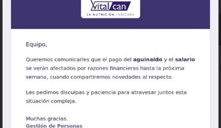 Instalaciones industriales de Vitalcan en Ushuaia con trabajadores en la puerta