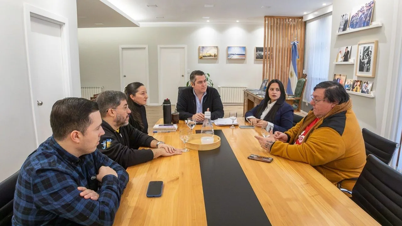 Autoridades municipales de Río Grande y directivos del CAAD firmando el acuerdo de agenda conjunta