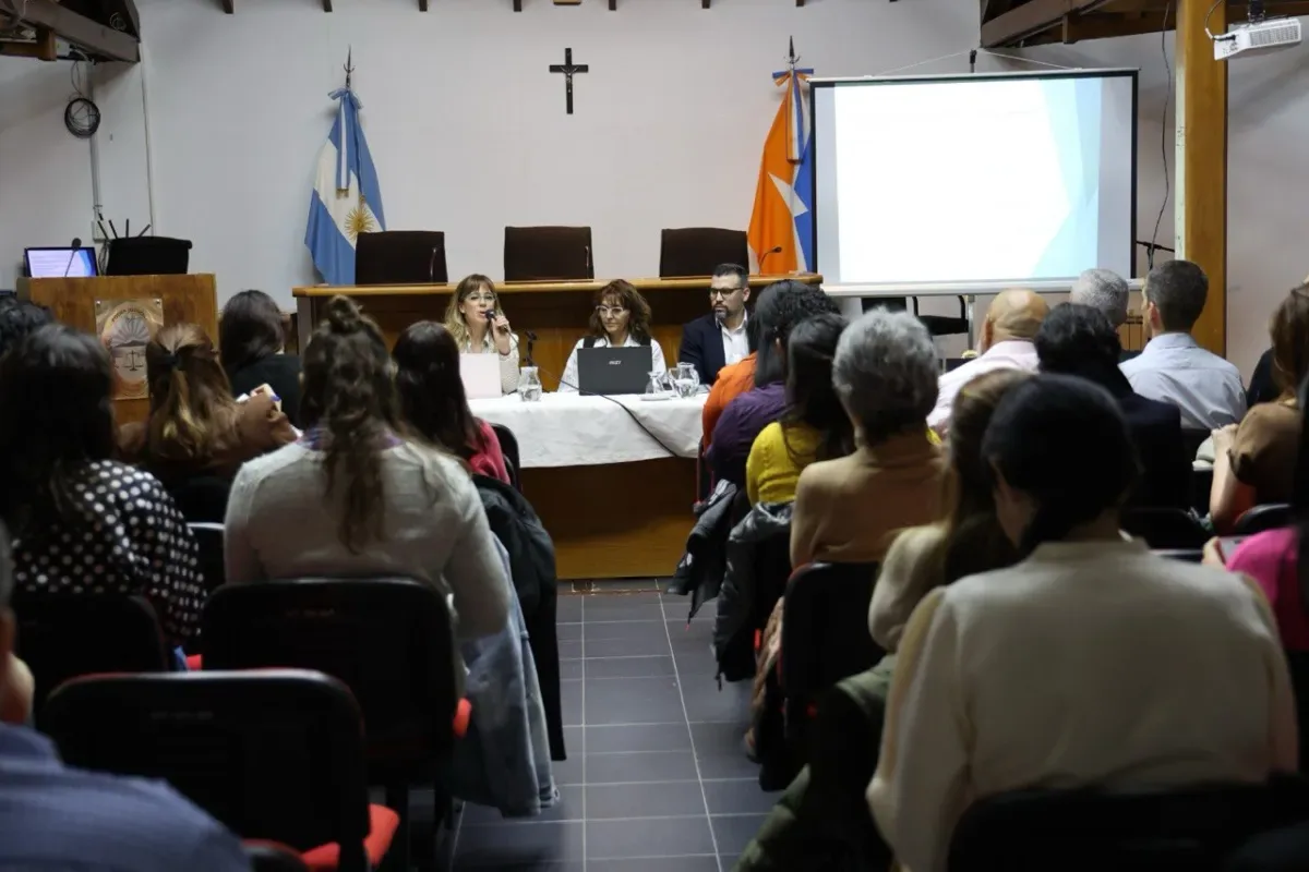 Jueza María Anahí Petrina y psicóloga Erica Maraviglia durante la presentación de la app para familias en conflicto