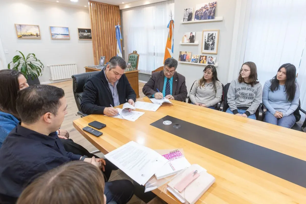 Intendente Martín Perez y autoridades de la UTN firmando convenio en Río Grande