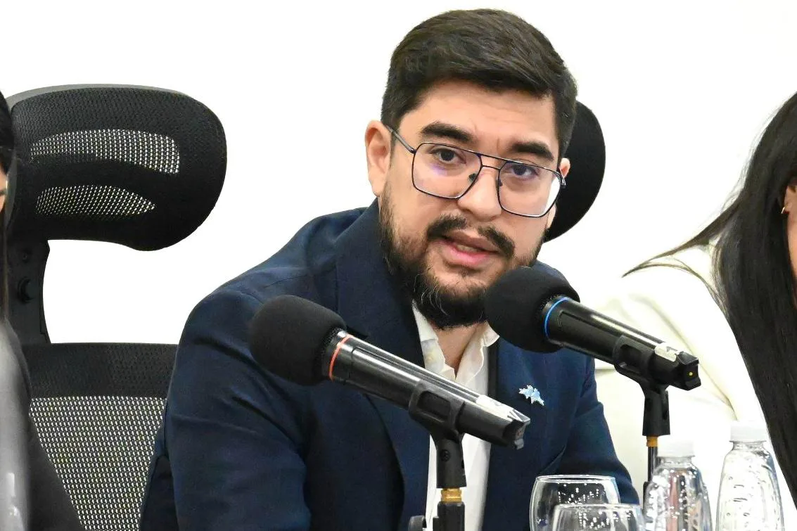Concejal Bogado hablando en el recinto del Concejo Deliberante de Río Grande