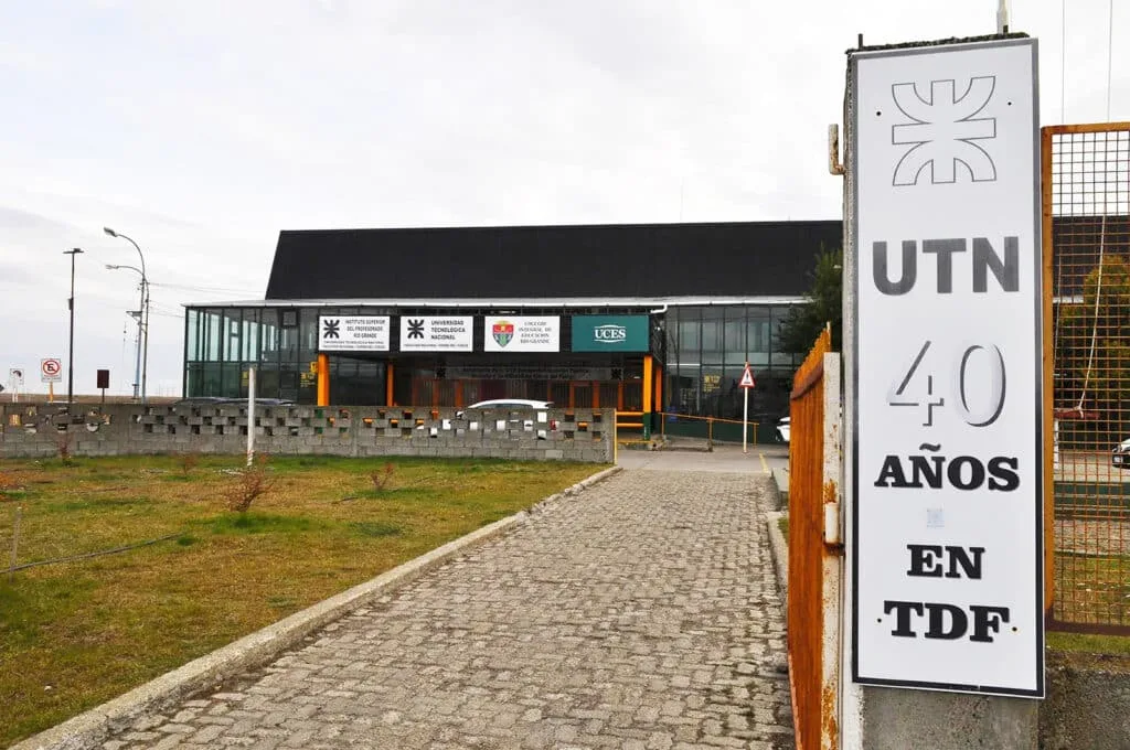 Autoridades de la UTN FR TDF junto a empresarios locales durante el lanzamiento de Sinergia Universidad-Empresa