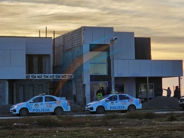 Obrador en construcción con herramientas y materiales apilados en Río Grande